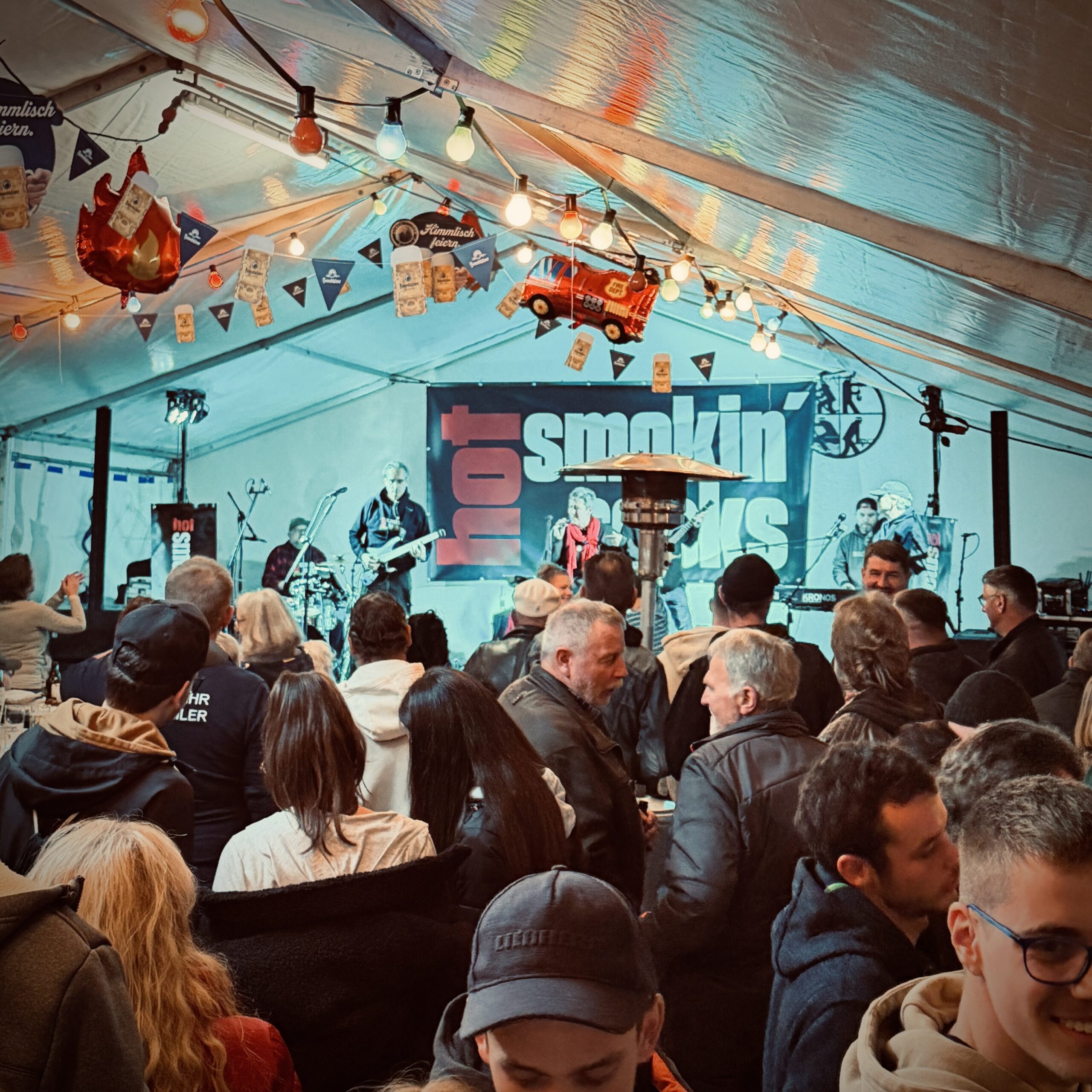 Hot Smokin' Socks live auf der Bühne